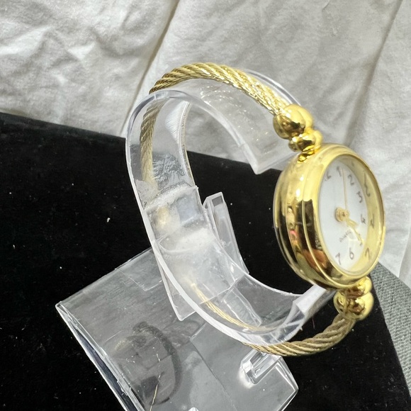 Quartz Ladys Watch Has A White Face & A Cable Wrist Holder 18kt. Gold Plating - Picture 9 of 11